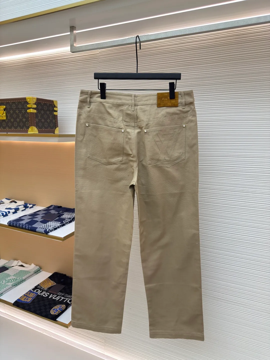 LOUIS VUITTON slub martin trousers ●Authentic product: purchased and developed for 10800 ●Item number: 1680309-B50 ●Fabric: small martin yarn-dyed fabric ●Technology: made on positioning cutting machine ●Version: fitted version ●Weight: about 560 grams ●Size: 44-46-48-50 ●Description: The fabric is made of Little Martin yarn-dyed fabric, the warp and weft yarns are 7s+7s double-twisted, the fabric is made of long lathe dyeing process, the color of the bulk fabric is custom-dyed, the small jacquard fabric for the collar is custom-woven, the back pockets are made of domestic high-speed machines, mercerized tatami The embroidery method is matched with rayon twill satin lining. The back square leather tag is made of two-layer cowhide and pressed with an embossed mold. The I-shaped buckle and rivets are made of antique gold-plated bases. The interior is inlaid with polished high-gloss mother-of-pearl. The shells are laser-engraved with letter patterns. The overall routing is straight and delicate, the fabric is comfortable and soft, the color is consistent and there is no color difference, it can be matched with the same style to create a fashionable look, and can be used in various occasions, customized accessories, complete with three standards, the same style for men and women!